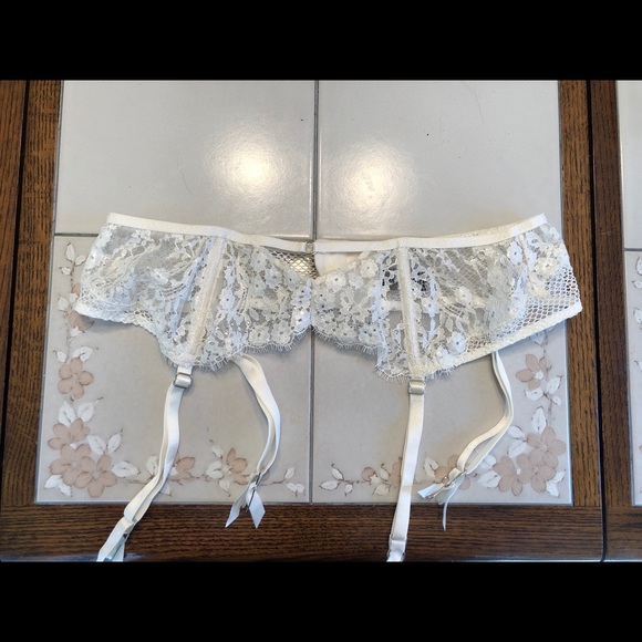 Victoria’s Secret Garter Belt Size M/L - Picture 2 of 5
